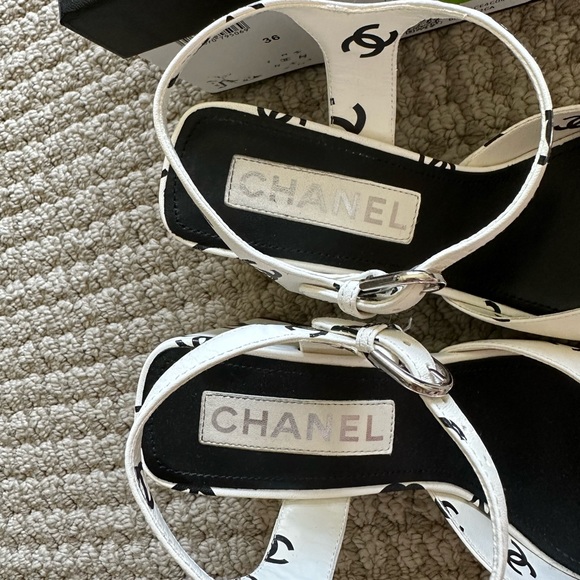 🖤🤍🖤🤍CHANEL 2022 RUNWAY CC LOGO HEELS. SIZE 36. WORN ONCE! - Picture 2 of 9